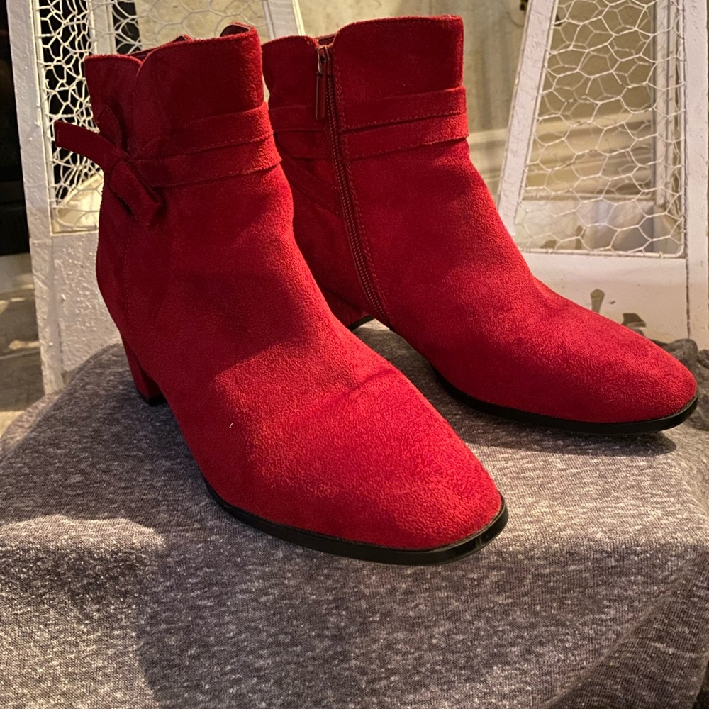 Women’s suede cranberry/wine boots.